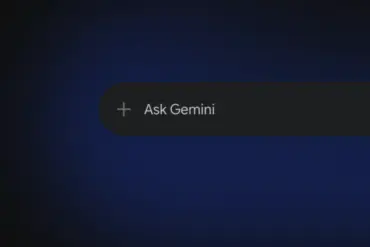 Logoen for Intel Arc presentert som et kvadratisk merke på en mørkeblå bakgrunn med lilla og blått lys. Merket viser teksten «intel» i hvitt over ordet «ARC» i større, lyseblå bokstaver, og en hvit bokstav «G» nederst til venstre på merket.