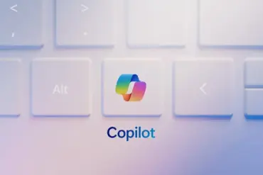 Copilot-tast med Microsoft Copilot-logo på et hvitt tastatur.