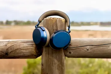 Sennheiser MOMENTUM 5 Wireless avbildet ute i naturen