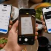 bilde av tre personer som deler regningen med apples nye ios 27 iphone funksjon