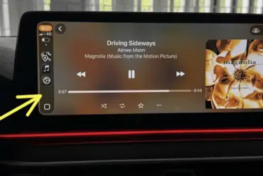 CarPlay med Smart Display Zoom aktivert viser mer innhold på skjermen og utnytter plassen bedre på moderne infotainmentsystemer i bilen.