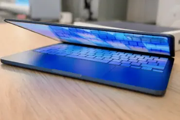 MacBook Neo med sammenleggbar OLED-skjerm demonstrert på et bord. Apples rimelige bærbare PC har fått stor oppmerksomhet etter sterk salgsvekst i 2026.