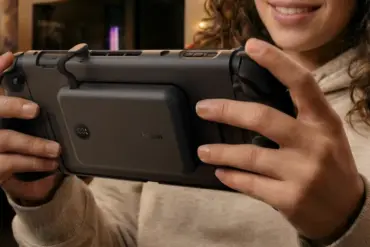Belkin Gaming Charging Grip festet til en Nintendo Switch 2 med Joy-Con 2-kontrollere. Tilbehøret har innebygd 10 000 mAh batteri som forlenger batteritiden og lader konsollen mens man spiller.