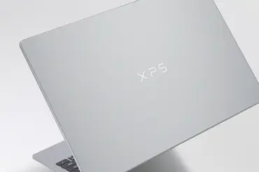 Dell XPS 13 (2026) i sølvfarge vist ovenfra. Den nye bærbare PC-en leveres med 8 GB RAM, 512 GB lagringsplass og 120 Hz-skjerm.