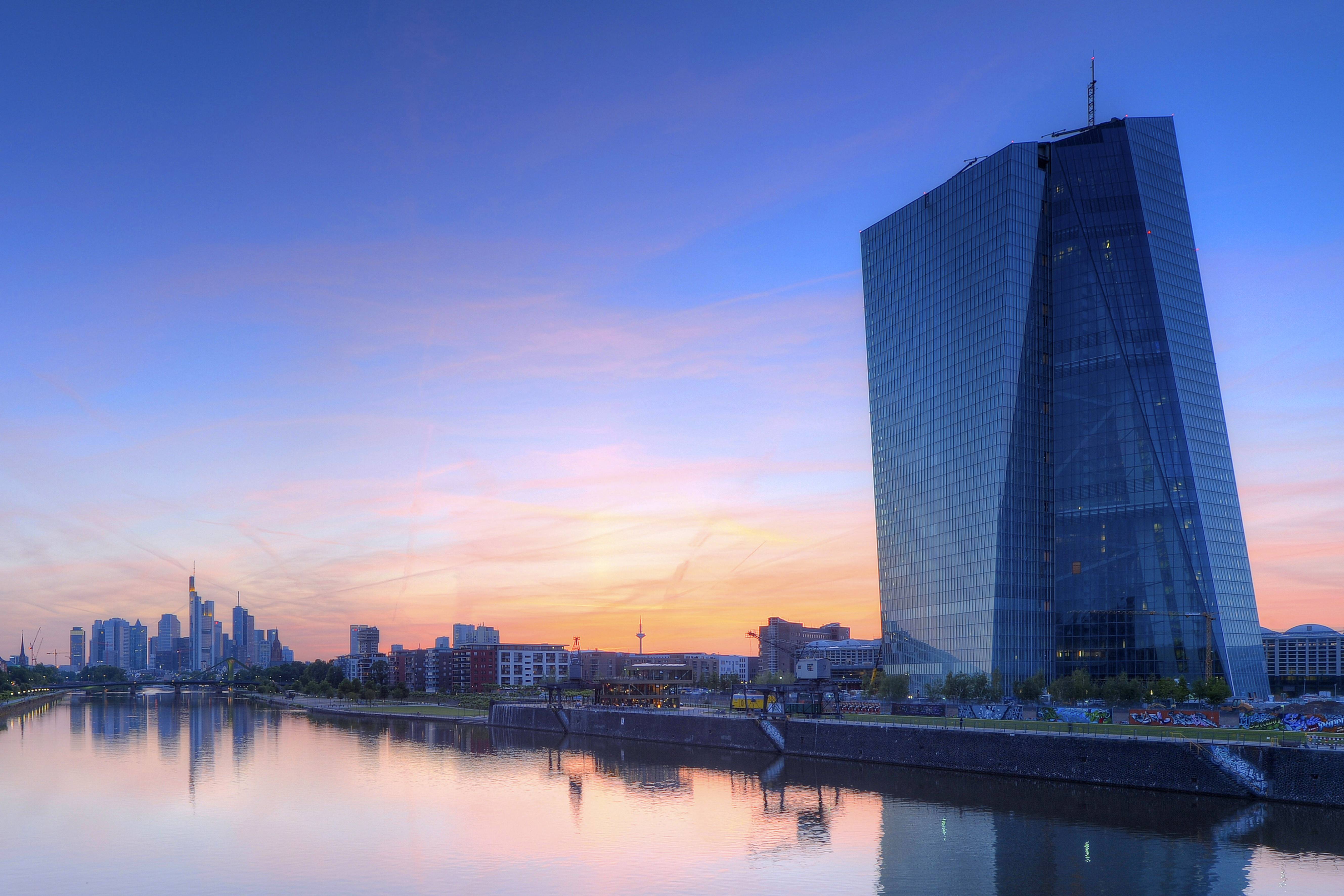 neues Gebaeude der Europaeischen Zentralbank EZB in Frankfurt bei Sonnenuntergang, Deutschland, Hess