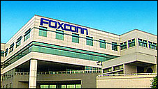 GIR SEG: Industrigiganten Foxconn, som blant annet produserer iPod, dropper søksmålet mot to kinesiske journalister.