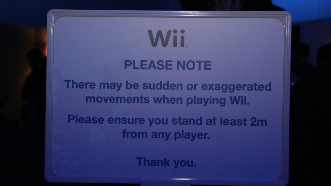 FARLIG, FARLIG: Nintendo oppfordrer deg til å holde trygg avstand til ivrige Wii-spillere.