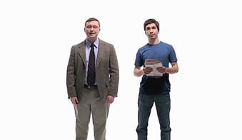 KJEKKAS:  Mac Guy (til høyre) er unektelig kjekkere enn PC Guy. kanskje det var denne reklamen som ga Cosmopolitan idéen om å gå på sjekker'n i Apple Store?