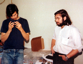 SØTTITALLSNERDER: Steve Jobs og Steve Wozniak studerer en «blue-box» i 1975. Boksen kunne brukes til å ringe gratis over hele verden.