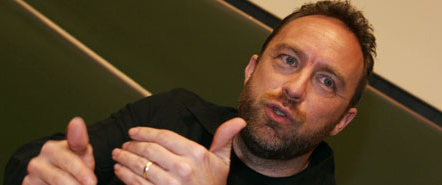 Wikipedia-gründeren Jimmy Wales forbeholder seg retten til å skrive om en restaurant han liker. Mens andre i Wikipedia-systemet mener han burde stoppes.