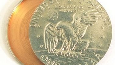 HUL MYNT: Amerikansk etterretning har sendt ut disse bildene, som viser en hul mynt med plass til en liten radiosender.