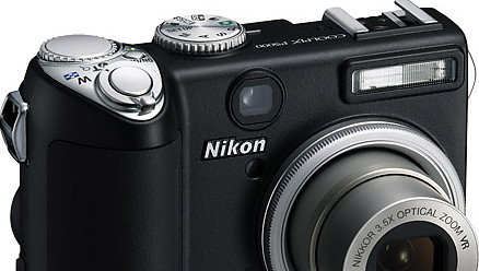 Nikons halvproffe kompaktkamera P5000 har 10 megapiksler og utskiftbart objektiv.