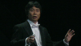 Shigeru Miyamoto dirigerer et orkester under Wii-lanseringen.
