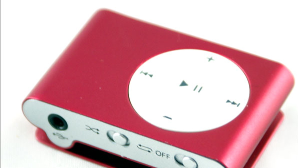 Ingen tvil om at denne er veldig lik Apples iPod Shuffle.