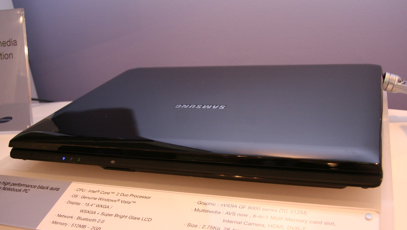 Samsungs nye laptop Q45 imponerer med speilblank finish og stilrent design.