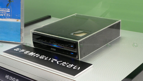 LITEN:  Toshiba lanserer denne HD DVD-spilleren til bilbruk.