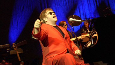 Elton John protesterer mot selveste Internett - via sin flunkende nye Mac...