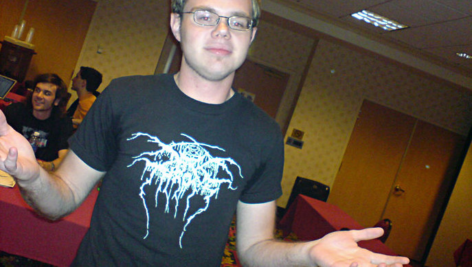 21-årige Rick Deacon, her avbildet med sin norske Black Metal-skjorte,  viste frem nye måter å hacke MySpace på foran en fullsatt forelesningssal i Las Vegas. MySpace slettet kontoen hans umiddelbart.