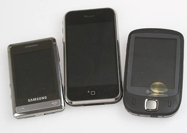 Samsung-telefonen er liten i forhold til Apple iPhone og HTC.