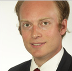 Karl Sigfrid mener Sveriges statsminister Fredrik Reinfeldt må gjøre noe med problemet.