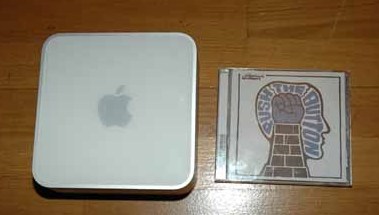 SVÆRING:  Her er dagens Mac Mini målt mot en CD-plate.