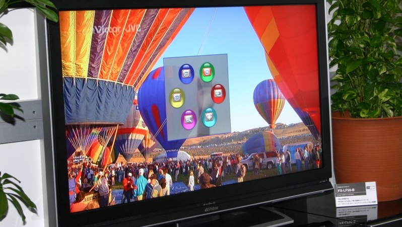 Denne TVen fra japanske JVC styres ved hjelp av klapping og håndbevegelser. Legg merke til ikonene i midten av bildet. De styres ved å krumme fingrene i bestemte vinkler.