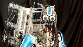 Aper etter: Denne japanske roboten lærer kroppsspråk fra mennesker.