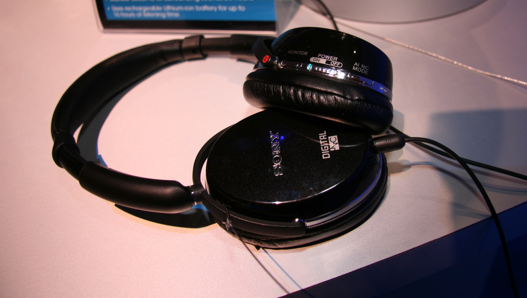 LYDLØST:  Sony slipper verdens første digitale støyreduserende høretelefoner. Hittil har konkurrentene brukt analoge komponenter for å drukne støy med motstøy.
