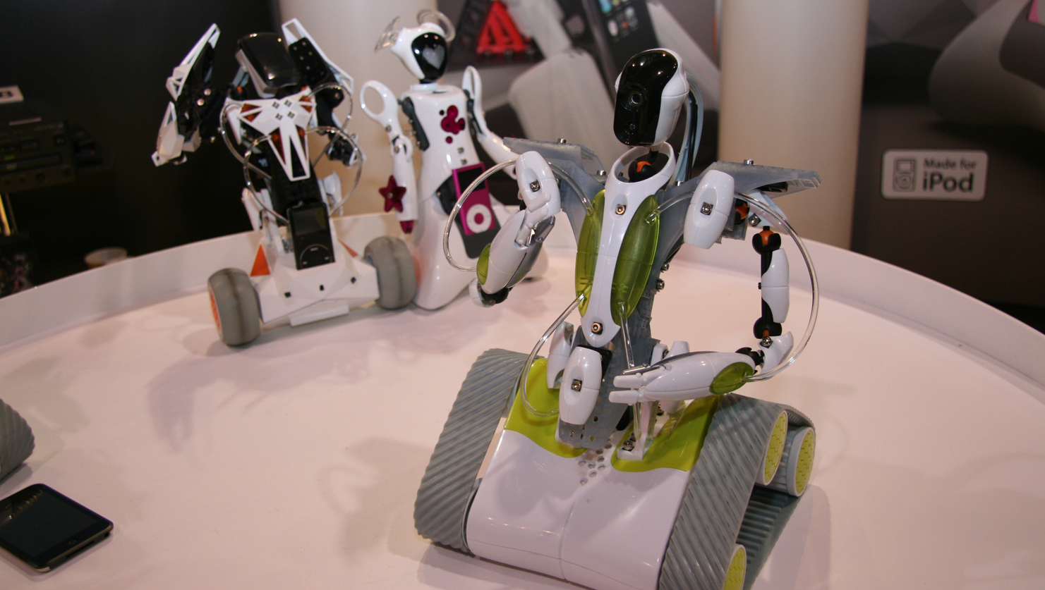 ROBOT MED SMÅSØSKEN:  Her er Spykee, med Spykee Miss og Spykee Vox i bakgrunnen. Roboten kan fange opp WiFi-signaler med en rekkevidde på ca. 100 meter.