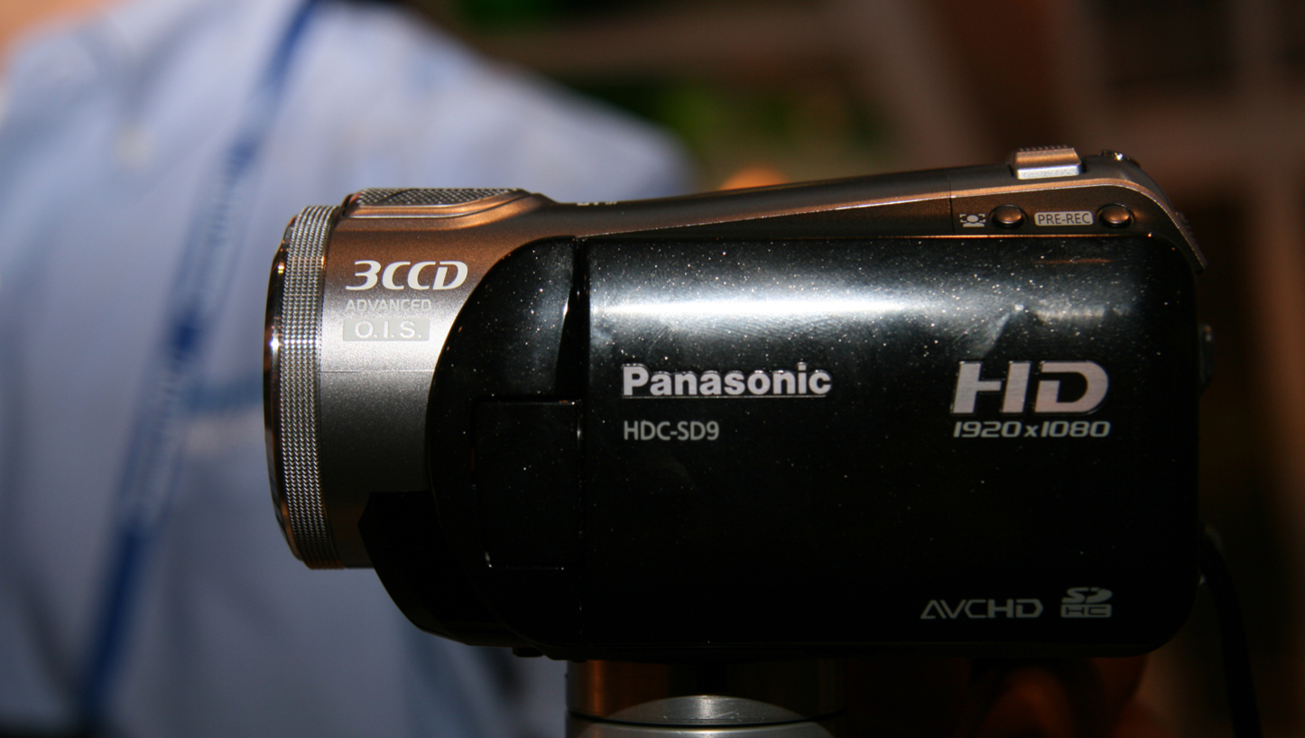 KOMPAKT: panasonics HDC-SD9 er kompakt i størrelsen, og ligger lett i hånda.