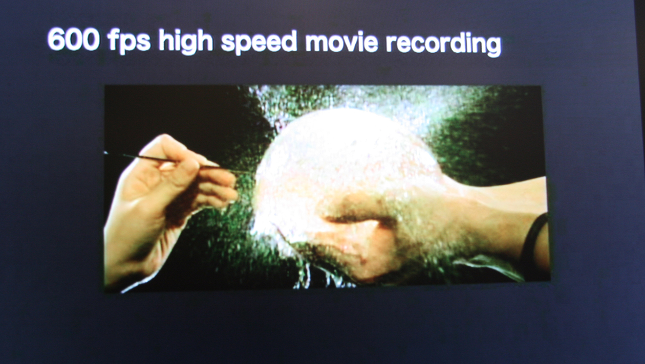 SUPERSAKTE:  Dette er bildet er fra en 600 fps-film skutt med Casio EX-F1. Slik ser det ut når man stikker hull på en vannballong i supersakte film.