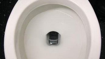 MOT HÆRVERK: Finske velmyndigheter håper SMS-toalettet skal få enkelte fra den uimotståelige trangen til å ødelegge etter at de har fått lettet på trykket.