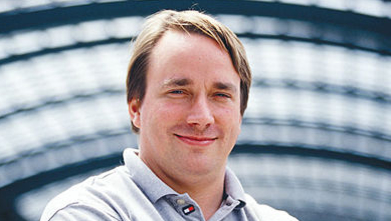 Linus Torvalds er kjent som mannen som fant opp Linux. Nå er han igjen i tottene på sin gamle åpen kode-venn Richard Stallman.