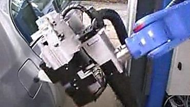 Nå slipper du å gå ut av bilen for å fylle bensin. Tankpitstop-roboten gjør jobben for deg.