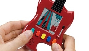 HÅNDHOLDT:  Guitar Hero Carabiner får lett plass i lomma.