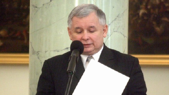 Jaroslaw Kaczynski markerte seg som en knallhard statsminister inntil han måtte gå i fjor. Nå advarer han mot nettvalg.