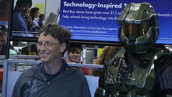 Gates poserer med Master Chief fra Halo-spillene.