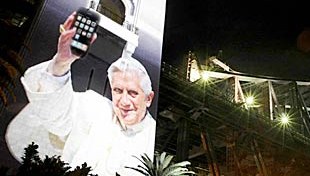 Et gigantisk bilde på en vegg i Australia, med Paven og hans iPhone.