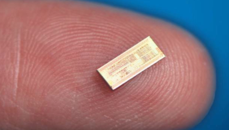 Så liten er Intels Atom-prosessor. Nå kommer den i tokjerners-utgave.