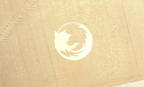 Man slipper aldri unna reklamen. Her er Firefox-logoen i en åker.