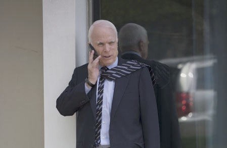 Han kan snakke i telefonen, men sende e-post og internettsurfing har McCain uttalt at han ikke ser behovet for.