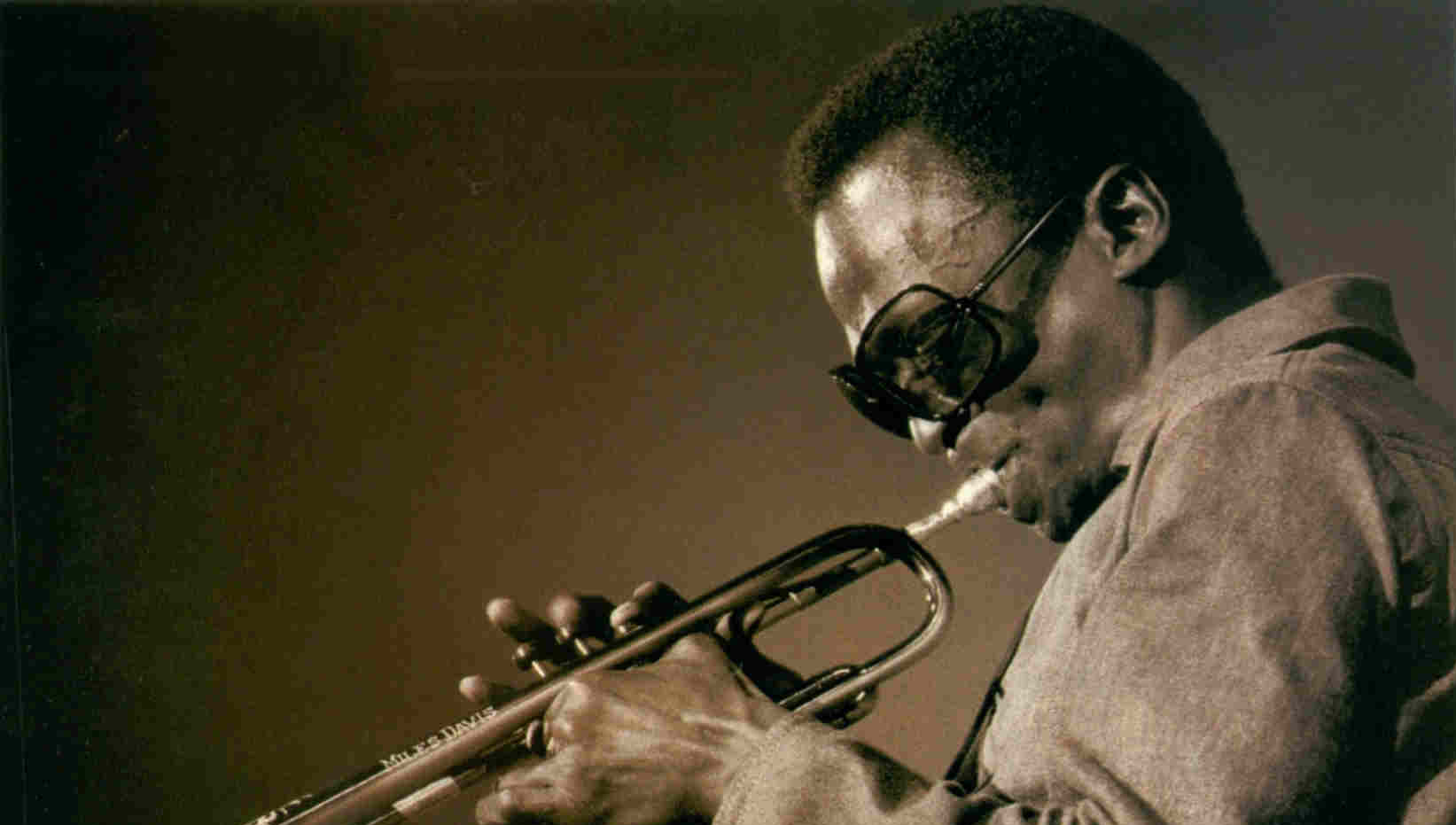Miles Davis er kanskje verdens største jazz-artist noen sinne. Nå skal han selge Lotus Notes - 17 år etter sin død.