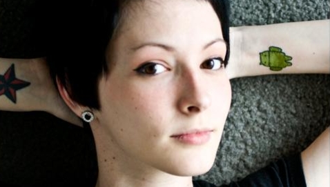 Natalie «Kommodore» Thompson (23) slenger seg på tatoveringstrenden og støtter Google og åpen kildekode.