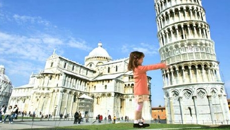 Jenta på bildet spaserer bort til tårnet for å rette det opp. Alt sammen ved hjelp av Casios nye Dynamic Photo-teknologi.