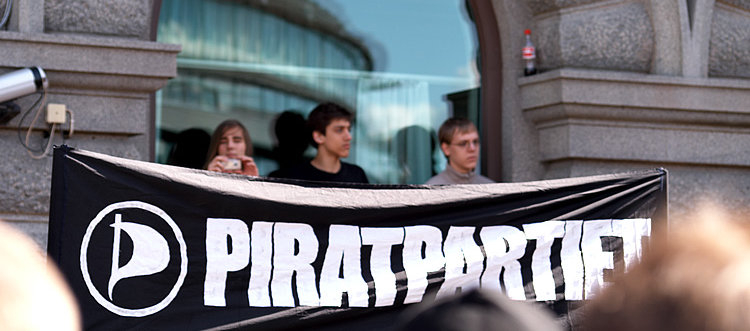 Det svenske Piratpartiet var først ute. Her under demonstrasjonene i forbindelse med rettssaken mot Pirate Bay.