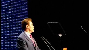 Arnold Schwarzenegger holdt tale på åpningen av CeBit-messen.