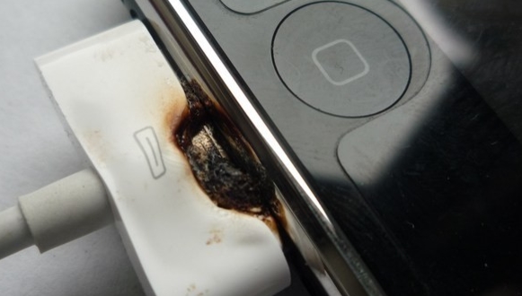 iPhone 3G-ladekabelen smeltet etter tre timer koblet til PCen for lading.