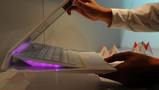 På Asus sin kommende laptop sklir tastaturet over museoverflaten når den lukkes igjen.