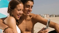 Å surfe med mobil på stranda i utlandet er ikke så smart i dag. Men fra 1. juli blir det billigere - for EU-borgere.