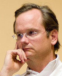 Lawrence Lessig har varslet at han kommer til å kjempe mot Warner etter at selskapet stoppet et foredrag han hadde lastet opp på YouTube.